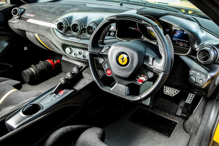 Интерьер Ferrari F12tdf Tailor Made 2016 года  (UK) (фото 7 из 40)